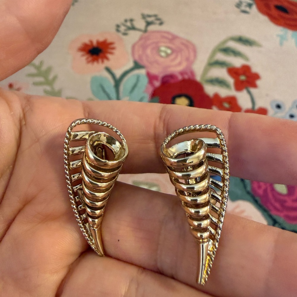 Elegant Gold Vintage Spiral Earrings‎